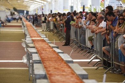 1.6キロの世界最長ピザ、ギネス認定 ミラノ万博