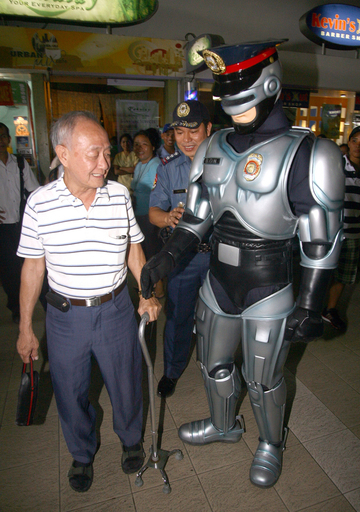 「ロボコップ」が市民を守る！？ フィリピン・マニラ