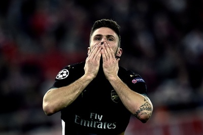 アーセナルが16季連続の欧州CL16強、ジルーはハットトリックの活躍