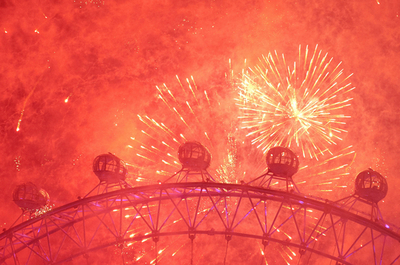 各地で鮮やかな花火、新年を迎えた世界 経済危機の影も