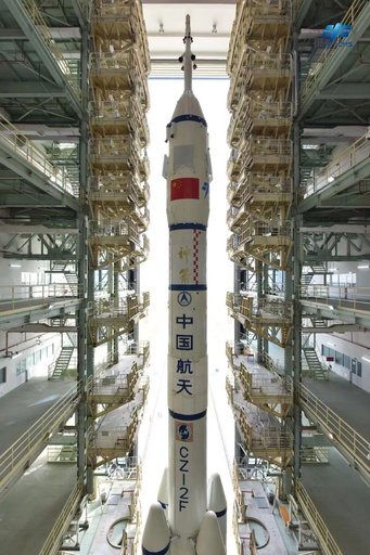 中国の有人宇宙船「神舟15号」を搭載した運搬ロケット 打ち上げ待機