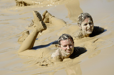 南仏で「マッドデー」、泥まみれでもへっちゃら