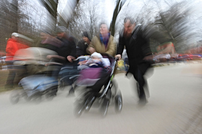チェコ各地でベビーカーレース、泣き出す子どもも