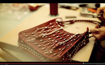 精巧な職人技を公開、ヴァレンティノ「ロックスタッズ・バッグ」