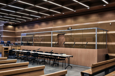 米国籍の被告、判決宣告中の法廷で自殺 台湾