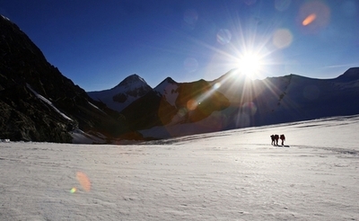 聖火のエベレスト登頂、雪で遅れも