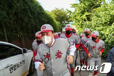 「尹大統領に神の加護を」…母校の同窓会が投稿、批判受けて削除