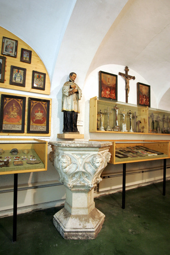 教会が酒臭い…何者かが聖水盤にブランデー フランス