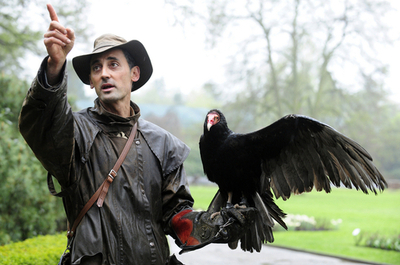 警察犬ならぬ「警察鳥」、その名はシャーロック