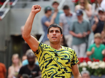 アルカラスが快勝で8強入り、メドベは敗退 マドリードOP