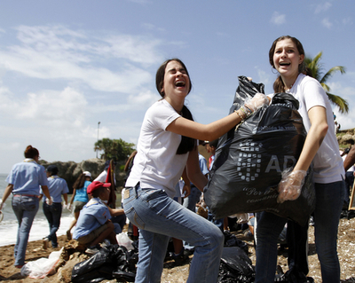 ドミニカ共和国の砂浜をきれいに、国際海岸清掃の日