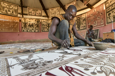 ピカソ訪問の伝説を語るアフリカの村人たち、コートジボワール