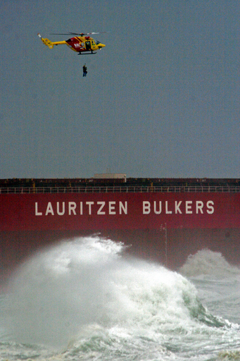 オーストラリア沿岸で悪天候により船が座礁、21人を救助