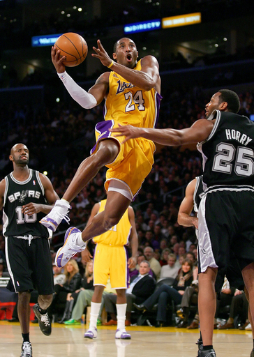 レイカーズ スパーズを降し4連勝