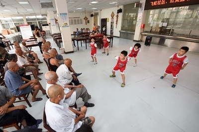 中国で若者が高齢者施設に住み込む「プログラム」 一石二鳥の解決になる？