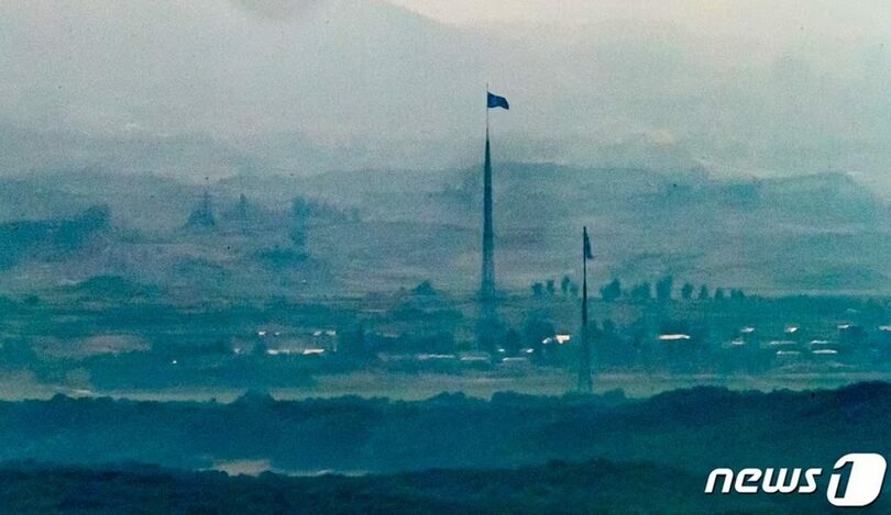 京畿道坡州市の南北境界地域から見た西部戦線の非武装地帯（DMZ）。北朝鮮・機井洞の国旗と韓国・大成洞の太極旗が並んではためいている＝2023年6月15日(c)news1