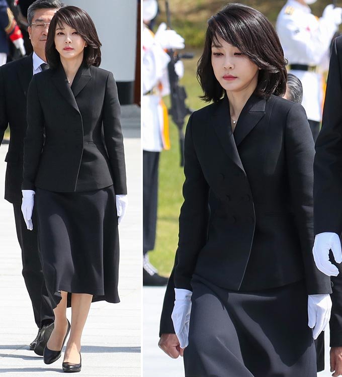 ユン・ソンニョル（尹錫悦）大統領の妻キム・ゴニ氏が、国立ソウル顕忠院を参拝するため移動している（写真=大統領室写真記者団）(c)MONEYTODAY