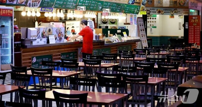 刃物による襲撃事件から2日後、閑散とする仁川市南洞区の大型商業施設の飲食店街＝15日(c)news1