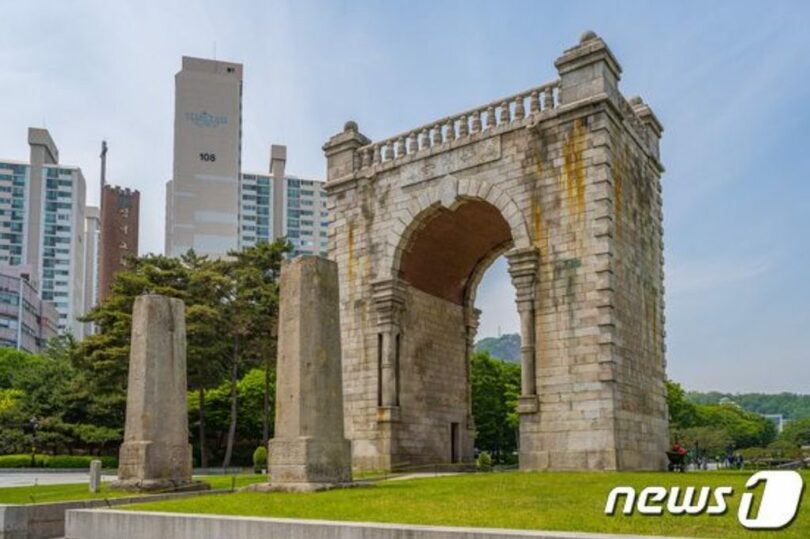 主権国家を意味する独立門（ソウル観光財団提供）(c)news1