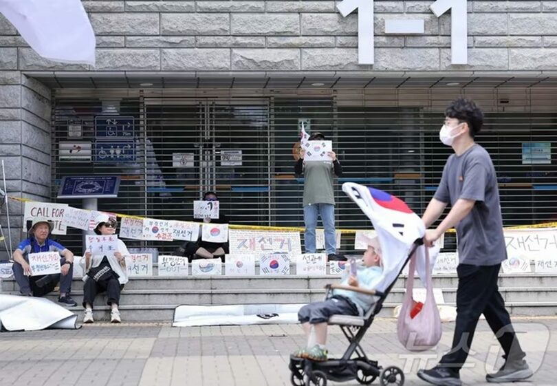 統一地方選の投票用紙不足問題に反発した市民ら(c)news1