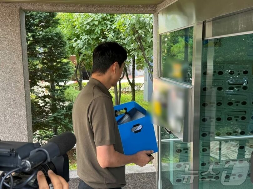 15日午前、忠北清州市議会で未成年者への売春容疑を受けた清州市議員の自宅を捜索する警察(c)news1