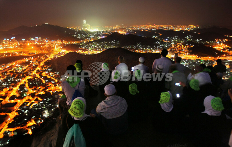 大巡礼「ハッジ」を前に光の山で祈る信者ら、サウジアラビア