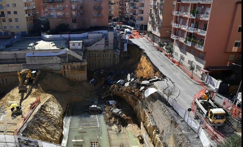 ローマ住宅街の道路が陥没、車6台のみ込む