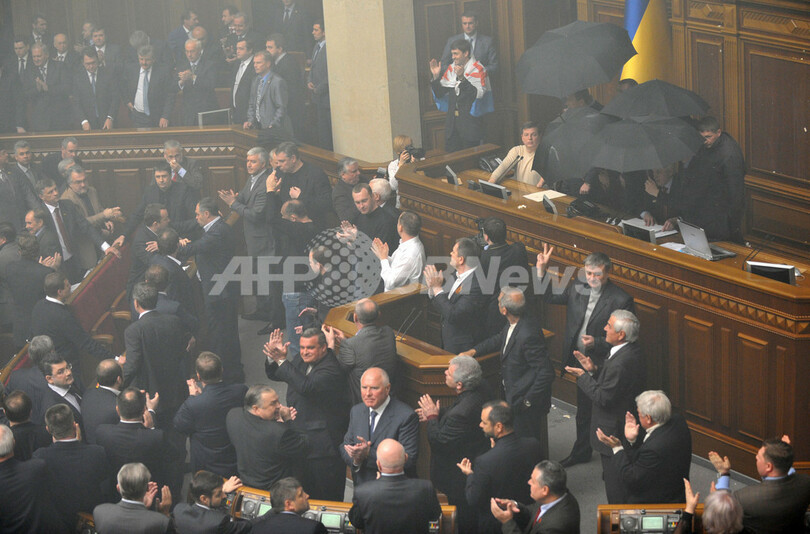 ウクライナ議会、露海軍の駐留期限延長で大パニックに