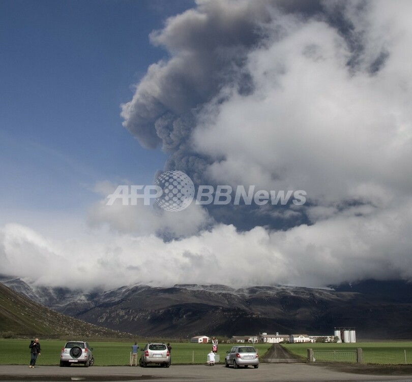 アイスランドの火山噴火のパワーが香水に、溶岩つきのボトル入り