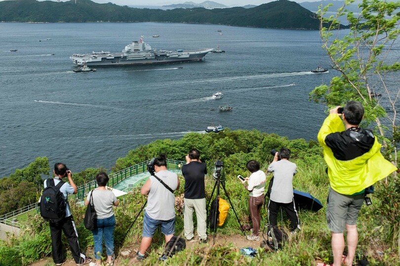 中国の空母「遼寧」が香港に寄港 軍事力を誇示