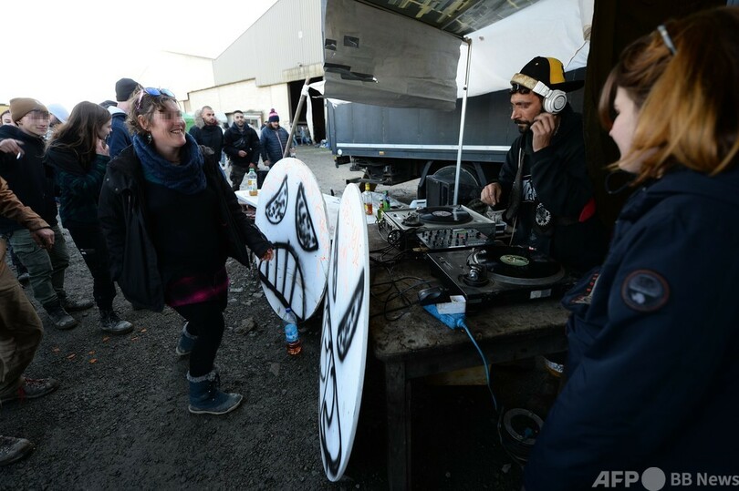 違法パーティーに2500人、警察と衝突 コロナ拡散の懸念 仏