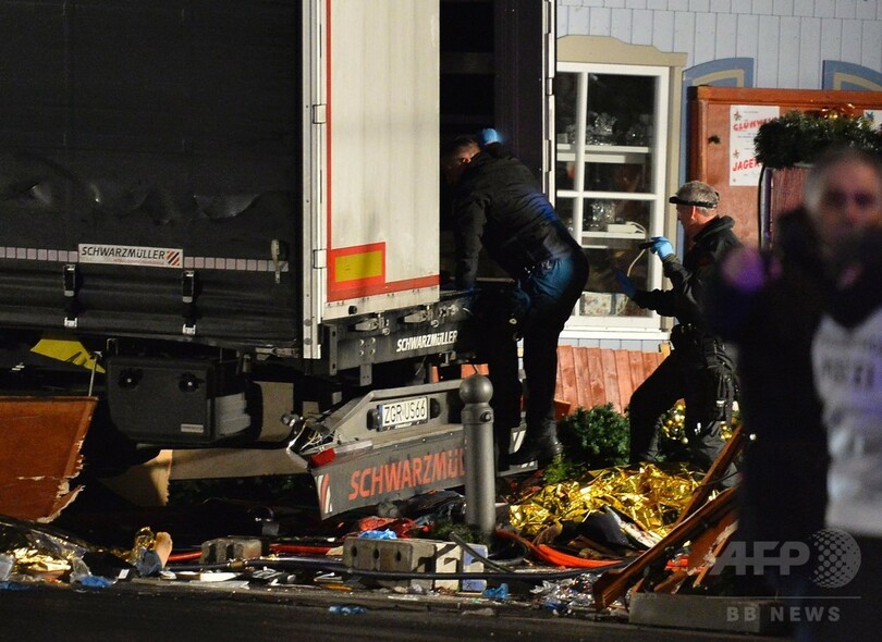 ベルリンXマス市にトラック突入、12人死亡48人負傷 テロの可能性