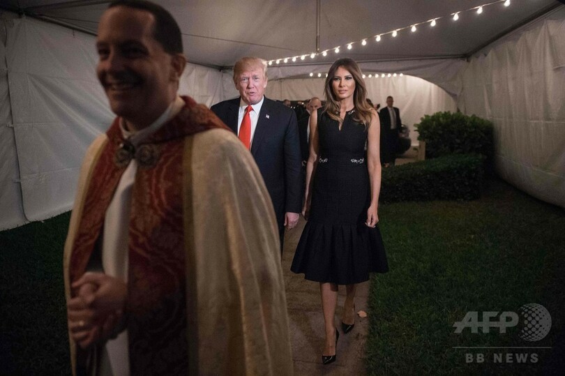 トランプ夫妻、休暇先のフロリダでクリスマスイブのミサに参加