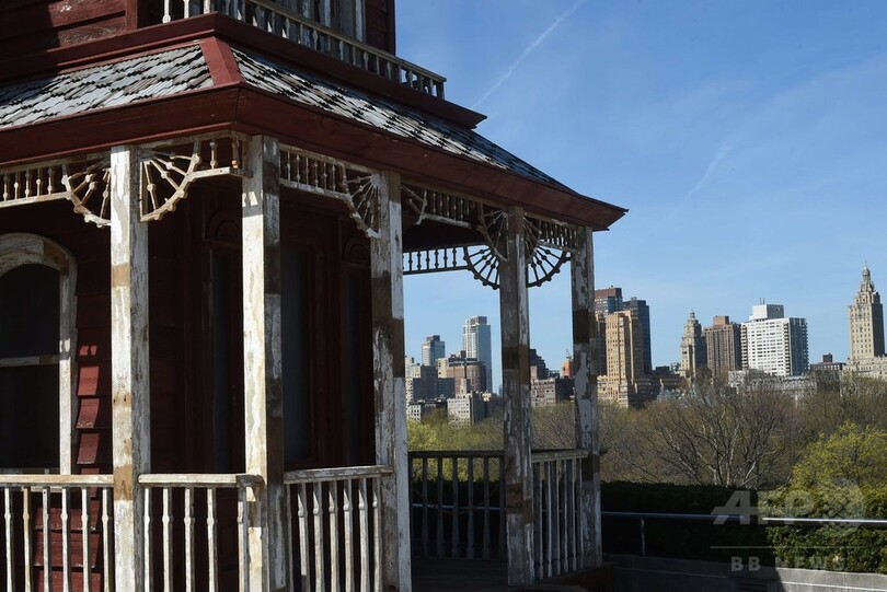 米メトロポリタン美術館の屋上に「赤いベイツ・モーテル」