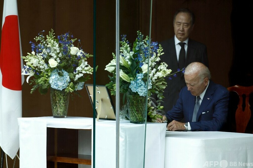 安倍氏死去は「世界の損失」 米大統領、大使公邸で記帳
