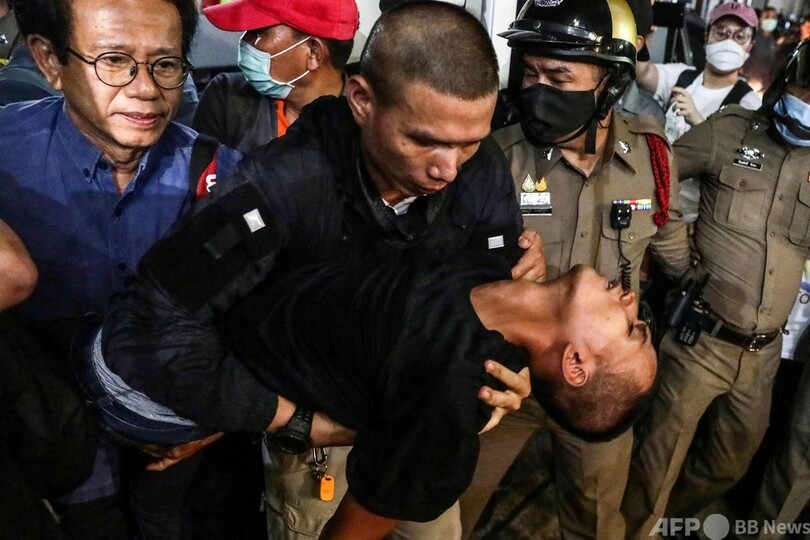 タイの著名民主活動家、保釈後に病院搬送 警官が首を圧迫か
