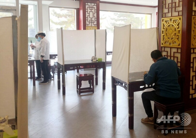 新型ウイルス対策としてテーブルを囲って「個室」にした甘粛の牛肉麺店