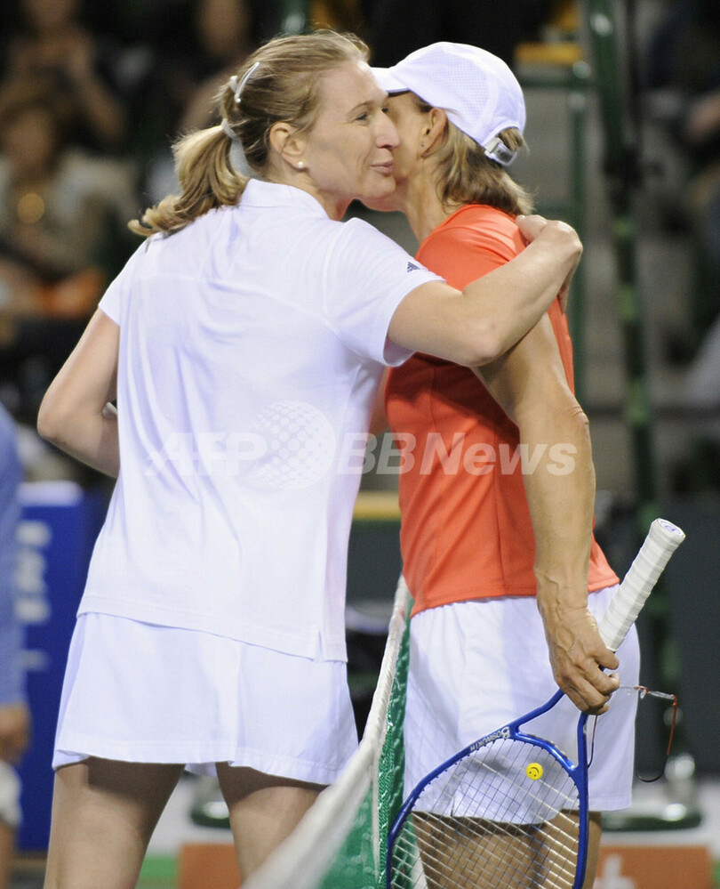 シュテフィ・グラフ氏がエキシビションマッチでマルチナ・ナブラチロワ氏に勝利
