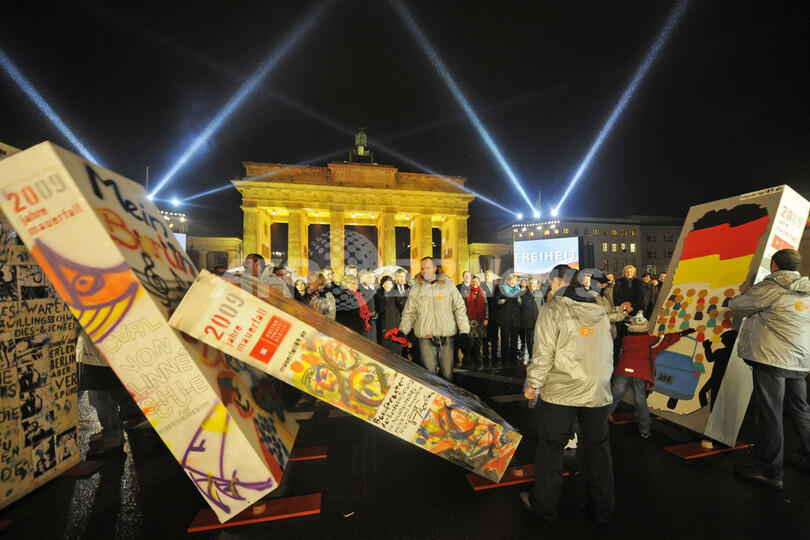 「ベルリンの壁」崩壊20年を祝う巨大ドミノ倒し