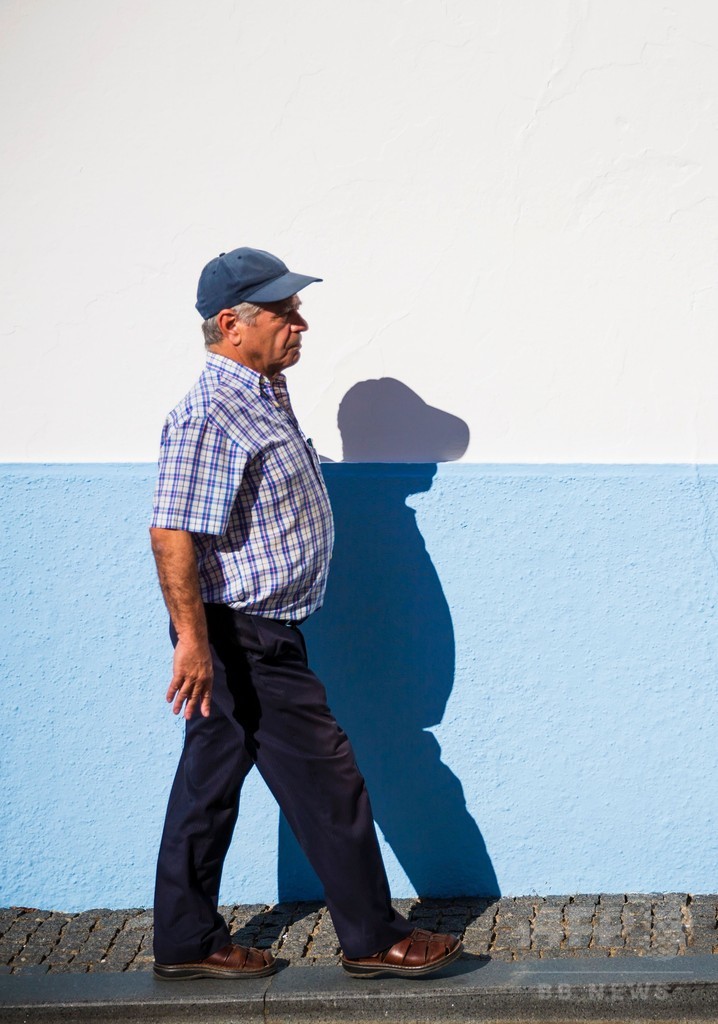 車椅子の男性、43年後に誤診と判明 いまは歩いてカフェにも
