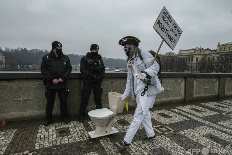 【今日の1枚】怪獣も便器も動員、コロナ対策に抗議