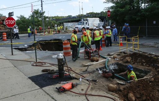 米ニューヨークに巨大なシンクホール 道路呑み込む 写真7枚 国際ニュース Afpbb News