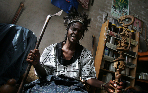 ジンバブエの霊媒師が先祖の霊に問う、「国の混乱の原因」とは 写真8枚 国際ニュース：AFPBB News