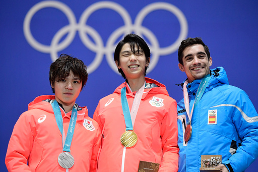 羽生結弦、2大会連続の金メダル手に笑顔 平昌五輪 写真15枚 国際