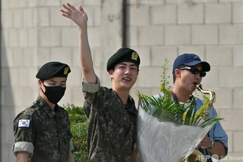 BTSジンさん兵役終了、メンバーが出迎え 写真18枚 国際ニュース