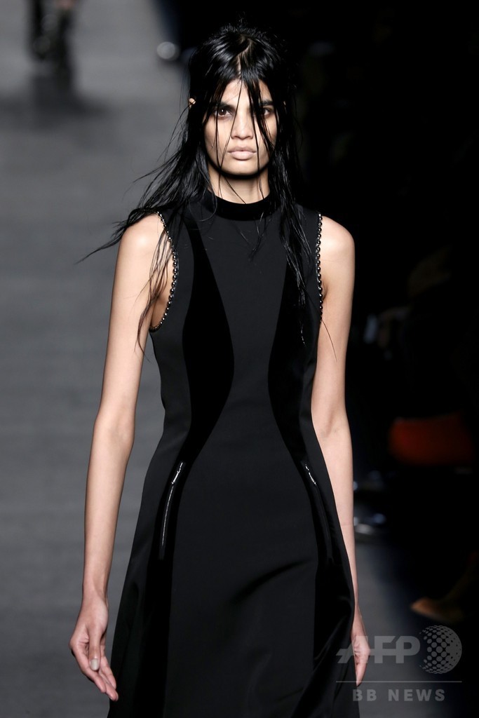 レザーやベルベットで表現するヘビメタ、「アレキサンダー ワン」15/16年秋冬