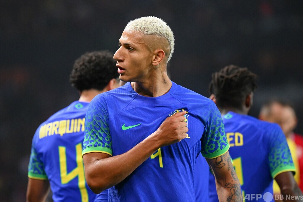 ブラジル代表リシャルリソンがバナナ投げられる、チームは快勝 写真11