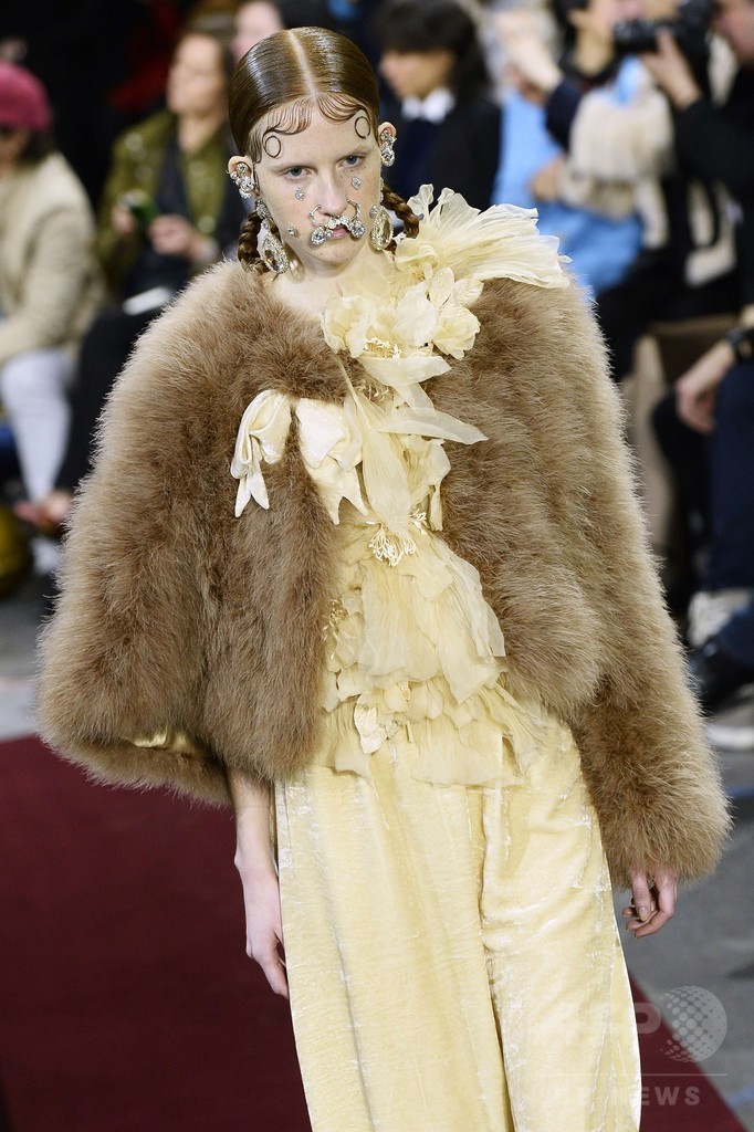 ヴィクトリア朝の要素をフェイスジュエリーに、「ジバンシィ」15/16秋冬