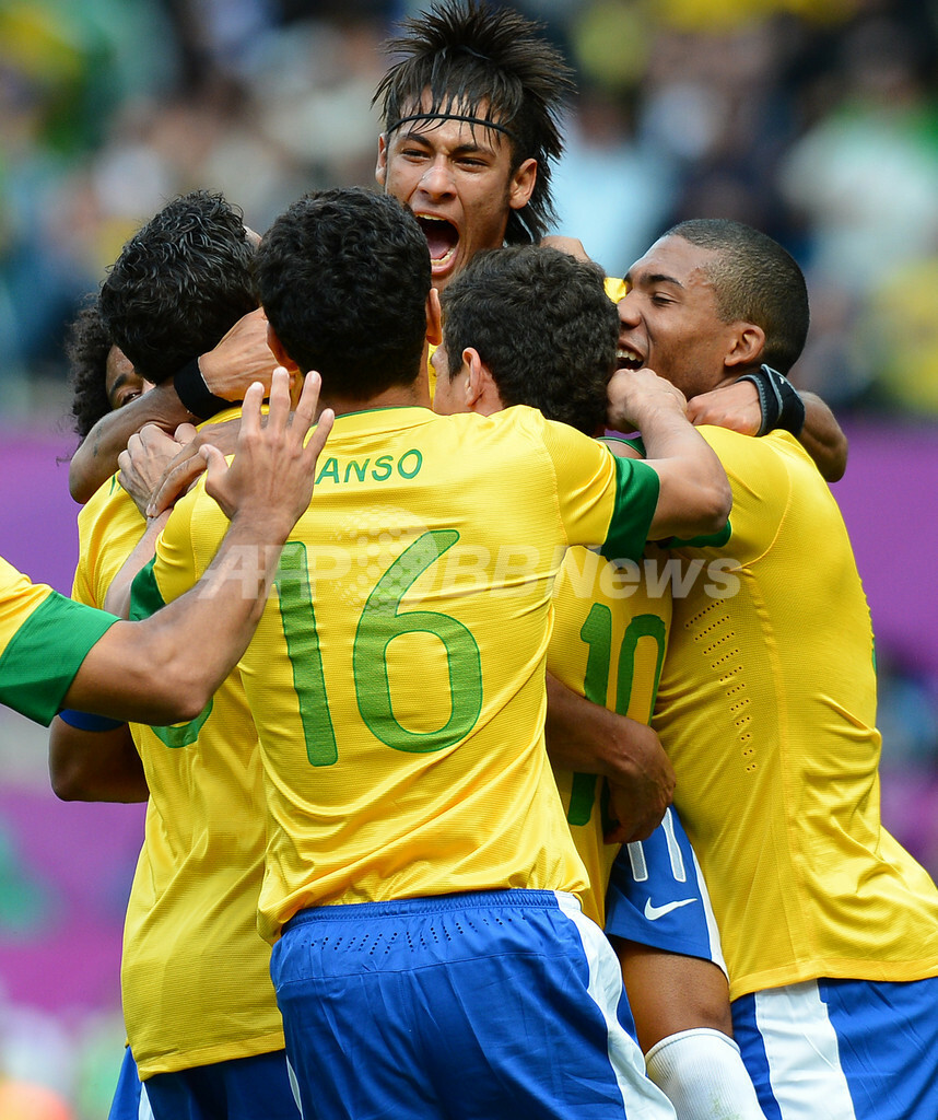 ネイマールの活躍でブラジルが逆転勝利、ベスト8入りを決める 写真10枚