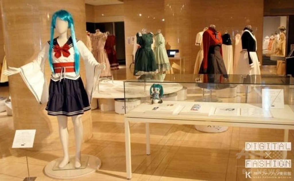 ジャパニーズポップカルチャーも提案、「デジタル×ファッション 二進法からアンリアレイジ、ソマルタまで」展